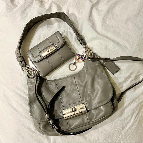 Coach gray leather wallet with magnetic closure - Picture 5 of 5